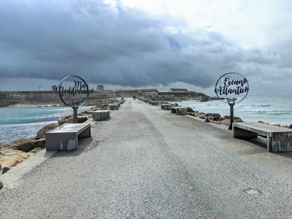 Picture of 2 oceans and signs with their names